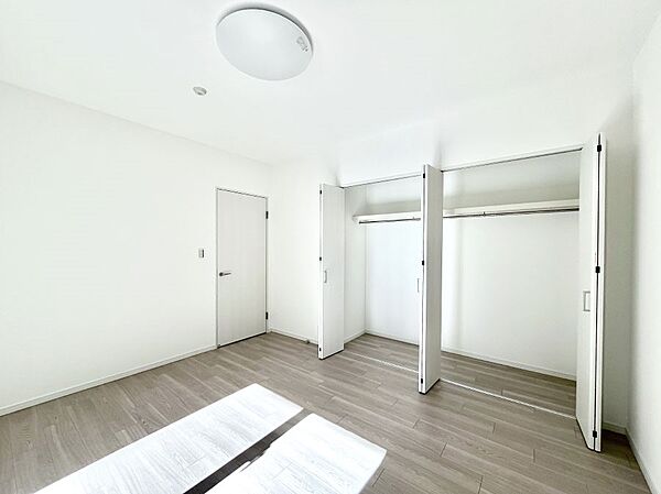 ～Bed Room～　全居室に収納クローゼットを完備！普段使いのお洋服や小物はもちろん、季節物のお洋服などもしっかりと整理整頓おしまい頂けます。居室空間をより広く使用でき、お部屋を有効活用いただけます