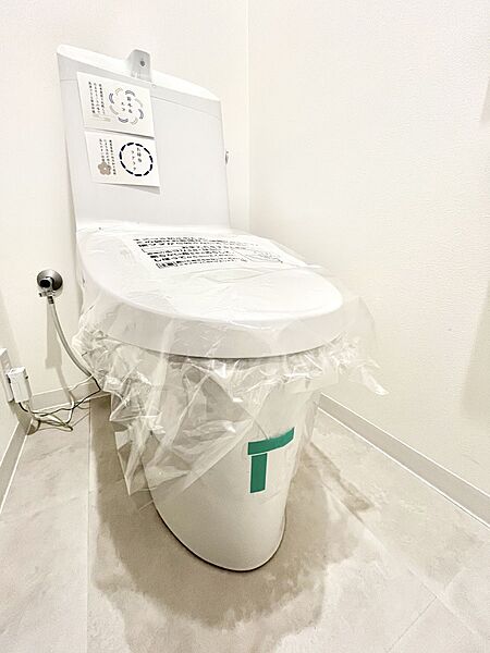 明るく清潔感のあるトイレです。