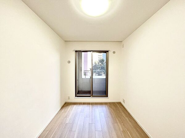 ～Bed Room～　バルコニーからの採光で朝もスッキリ目が覚めそうですね！穏やかな光が差し込む室内には、穏やかな時間が流れます。休日には、落ち着いた空間で自分の趣味を楽しむのはいかがですか。