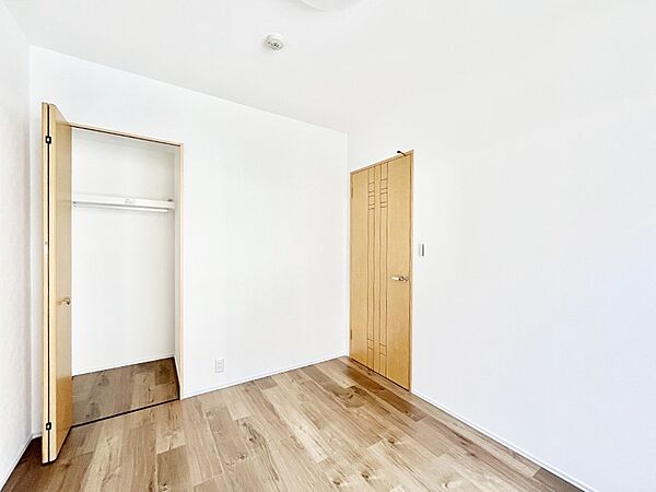 やさしい光がさしこむ居室はしっかり収納付き