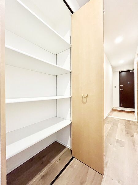 掃除用具や生活雑貨の保管に便利な廊下収納