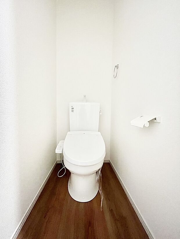 〜Toilet〜　綺麗・スッキリ・快適なウォシュレット付トイレでくつろげる空間です。トイレは毎日使わざるを得ないもの。いつも清潔を保ちたいですね。トイレが2ヶ所あるので朝の混雑時に便利です！