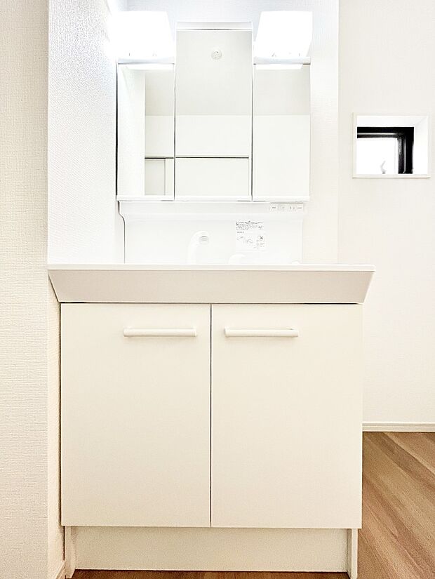 〜Dressing Room〜  清潔感溢れる色合いで統一されていると、スッキリと整った印象をうけます。  鏡の裏にはたっぷりと収納スペースを標準装備！  水廻りは、シンプルかつ機能性を重視して。