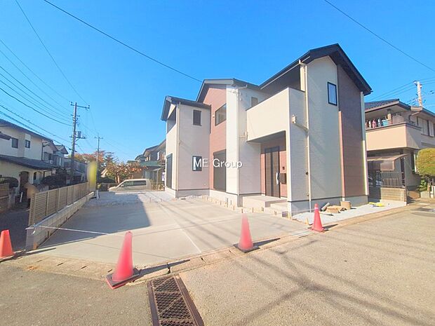 〜Exterior〜 嬉しいコンクリート仕上げのカースペース。雨の日も足元を気にせず外出できます。空いたスペースには、花や緑で彩るガーデニングもオススメです。