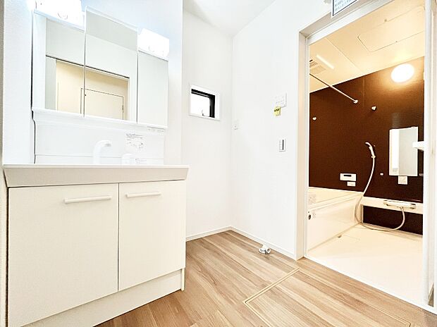 〜Dressing Room〜　暗くなりがちな洗面所も窓があると採光と換気が可能なので気持ちよくお使い頂けます。三面鏡タイプの洗面台は鏡裏収納で散らかりがちな洗面所もスッキリ♪