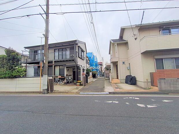 〜Exterior〜 前面道路:東 2.5m 私道 前面道路は閑静な住宅地をはしる車通りの少ない道路。駐車の出し入れもらくらくです!ご不明点・現地見学のご希望は、お気軽にお問い合わせください!