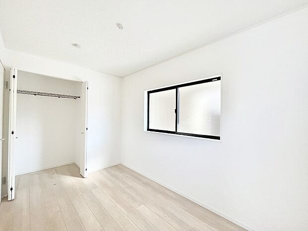 〜Bed Room〜全居室には収納クローゼットを完備！普段使いのお洋服や小物はもちろん、季節物のお洋服などもしっかりと整理整頓おしまい頂けます。  居室空間を広く使用できますね。
