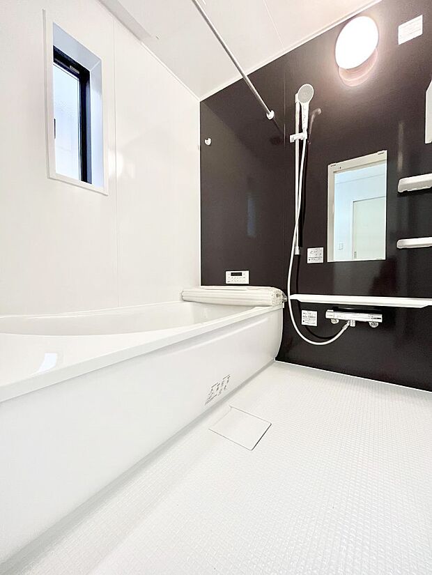 〜Bath Room〜　落ち着いた雰囲気の浴室で明日に向けてリフレッシュ。浴室乾燥機能も付いているので隣の洗濯機置き場で洗い上がった洗濯物を、雨の日も天気を気にせず乾燥させることも可能です。