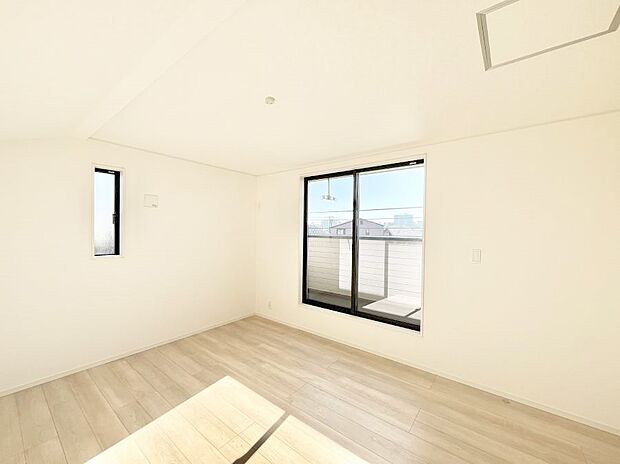 〜Bed Room〜　バルコニーからの採光で朝もスッキリ目が覚めそうですね！穏やかな光が差し込む室内には、穏やかな時間が流れます。休日には、落ち着いた空間で自分の趣味を楽しむのはいかがですか。