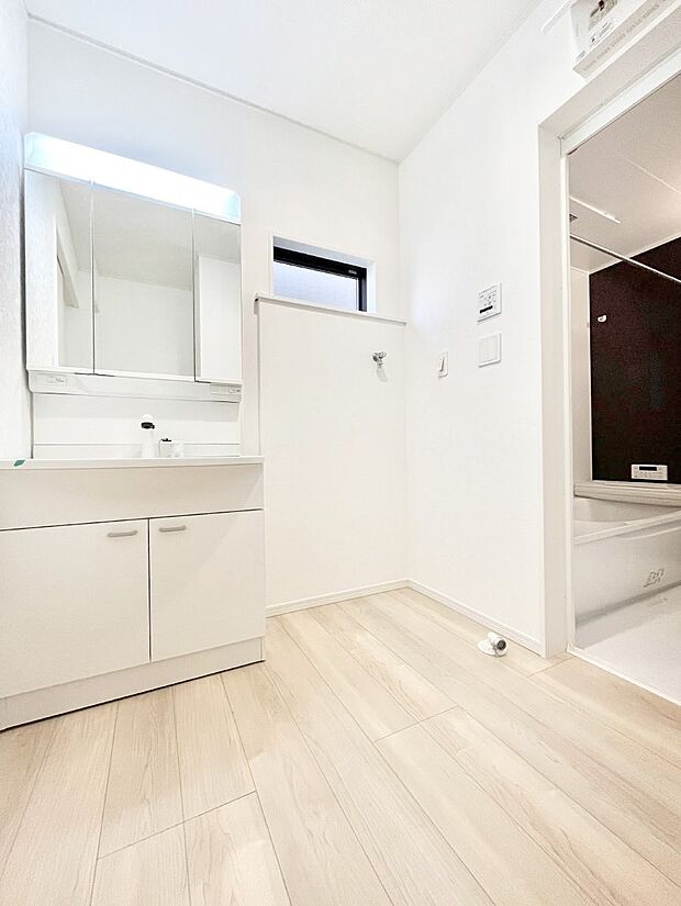 〜Dressing Room〜　暗くなりがちな洗面所も窓があると採光と換気が可能なので気持ちよくお使い頂けます。三面鏡タイプの洗面台は鏡裏収納で散らかりがちな洗面所もスッキリ♪