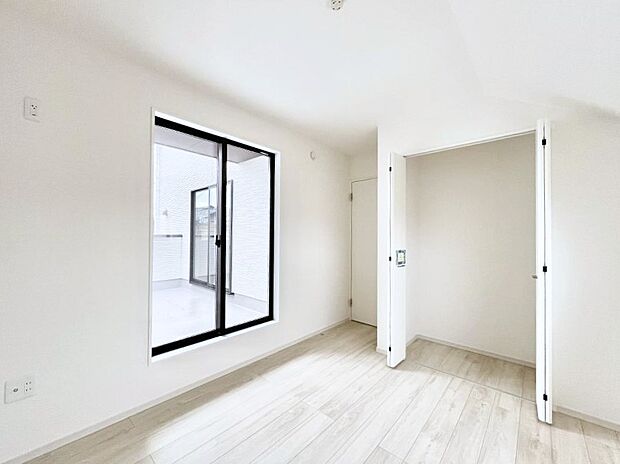 ~Bed Room~ 部屋数が多いのが戸建てのメリットです。ご家族が増えたことで手狭に感じていた住まいも戸建てでは各居室プライバシーを保つことができます。住まいにゆとりが生まれ心もリラックスできます♪