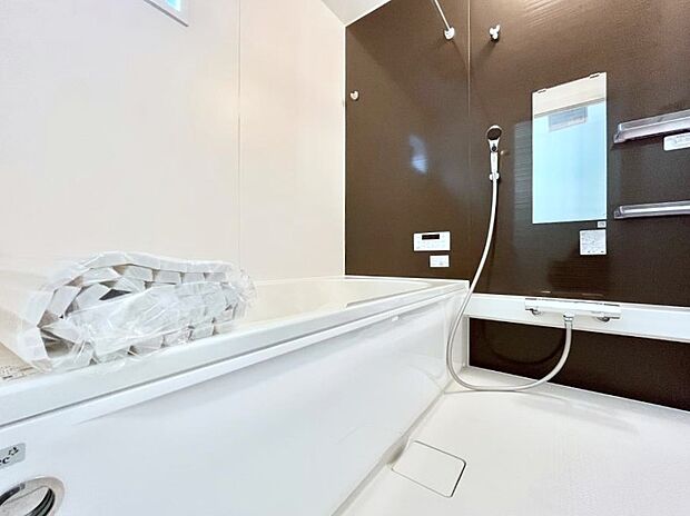 ~Bath Room~ ゆったりと足を伸ばして入浴することが可能!一日の疲れを癒す貴重なバスタイムです。お子様とご一緒でも十分な広さなので、リビングとは違った家族団欒のひと時をお楽しみいただけます。