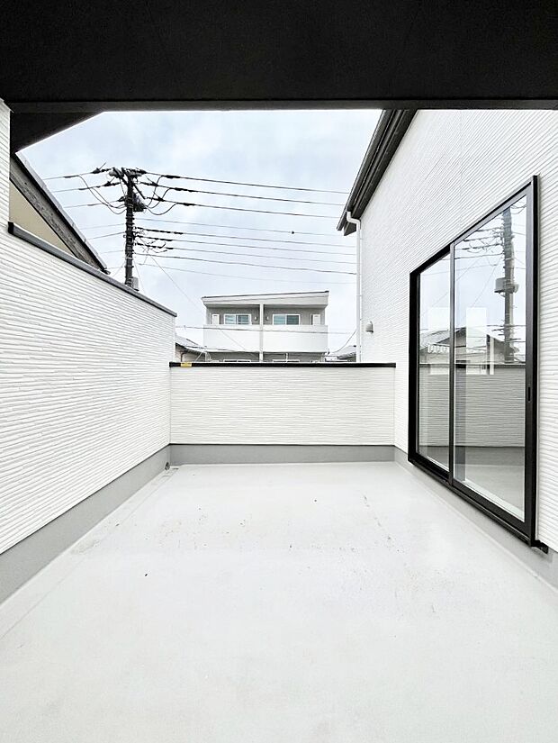 ~Balcony~ 大きな空に囲まれた気持ちのいい家。バルコニーを覗くだけで圧倒的な開放感に包まれます。バルコニーは陽がさしこみお布団や洗濯物を気持ちよく干すことができます。