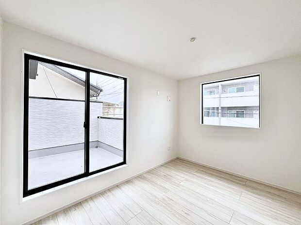 ~Bed Room~ 2面採光を確保した明るい室内は、風通しも良く、大変居心地の良い空間となっております。爽やかな風を感じて起きる朝は、快適生活の始まりに!日当たりや通風がとても良い住まい♪