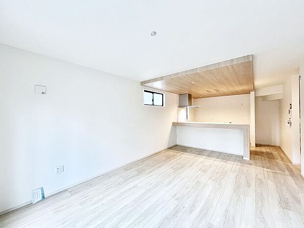 ~Living~ 家族の一体感を感じられる広々としたスペース。家族と過ごす時間を大切にする方にピッタリのゆとりの住空間です。お子様が走り回っても安心して見守れます。家族の笑い声が今にも目に浮かびます。