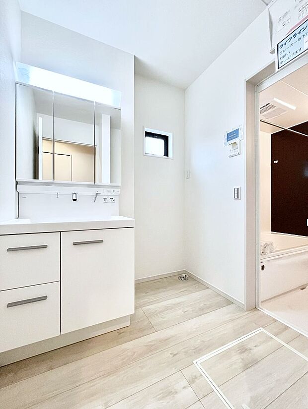 ~Dressing Room~ 暗くなりがちな洗面所も窓があると採光と換気が可能なので気持ちよくお使い頂けます。三面鏡タイプの洗面台は鏡裏収納で散らかりがちな洗面所もスッキリ♪