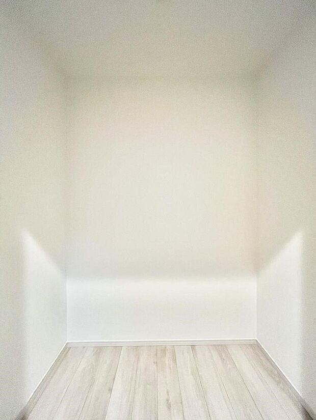 ~Walk-in Closet~ 必要なものやコーディネートを一覧して確認でき、身支度や準備が短時間で済むウォークインクローゼットを設置しました。家の中をすっきりとさせる便利な収納スペースです。