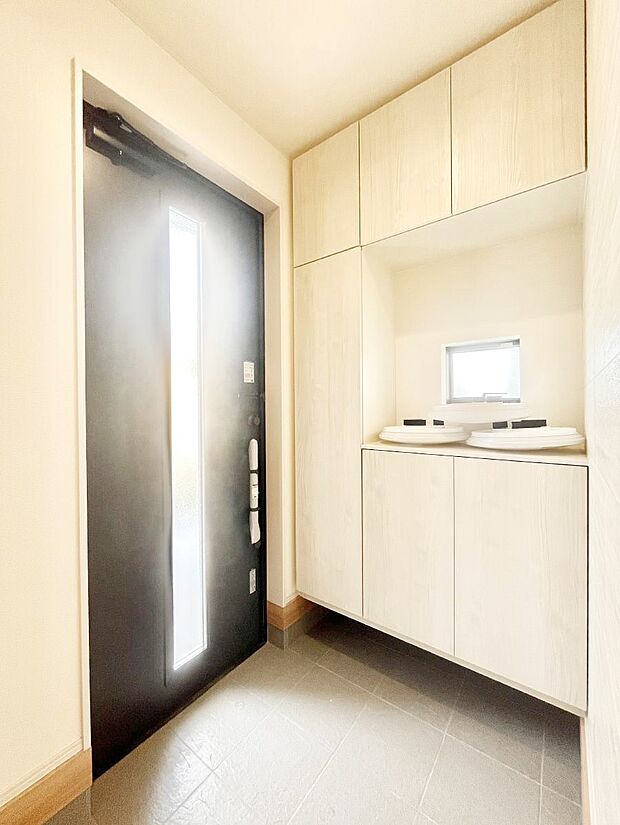 ◆A号棟◆〜Entrance〜 家の中でお客様を迎える最初の場所である玄関は、家の印象そのものです!豊富な玄関収納で、常に綺麗に保つことが出来ます♪玄関にはたっぷり収納の下駄箱を完備!