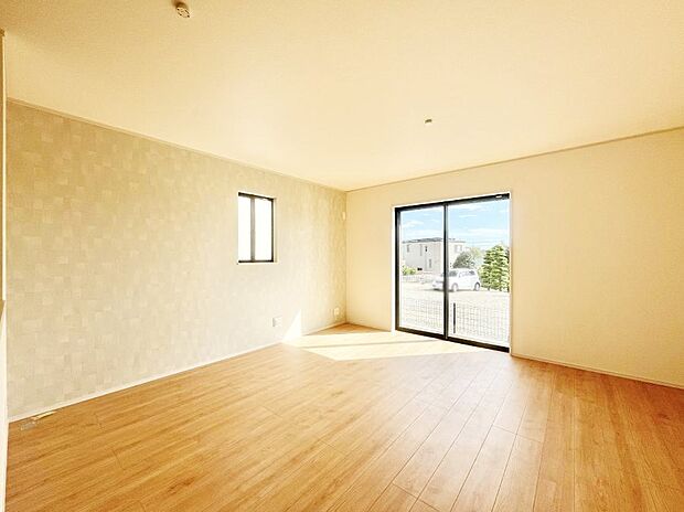 ◆A号棟◆〜Living〜 飽きの来ないシンプルでおしゃれなLDK。大きな窓から日差しが差し込むので室内も明るく、家族の憩いの場としてピッタリです。開放感と日当たりの良さを是非ご覧ください!