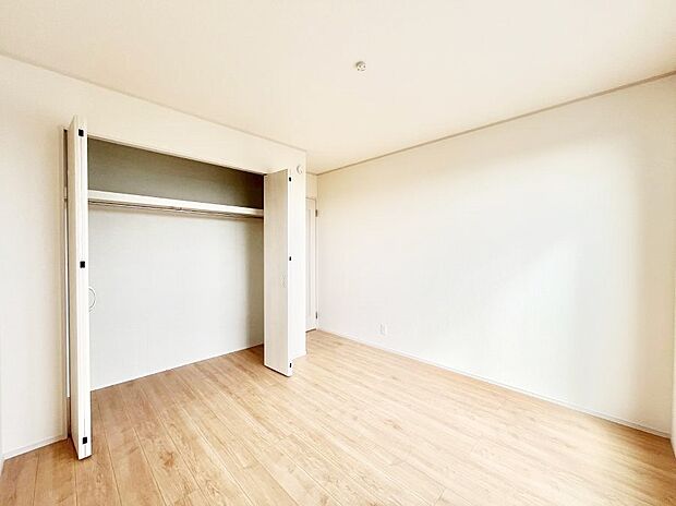 ◆A号棟◆〜Bed Room〜居室には収納クローゼットを完備!普段使いのお洋服や小物はもちろん、季節物のお洋服などもしっかりと整理整頓おしまい頂けます。 居室空間を広く使用できますね。