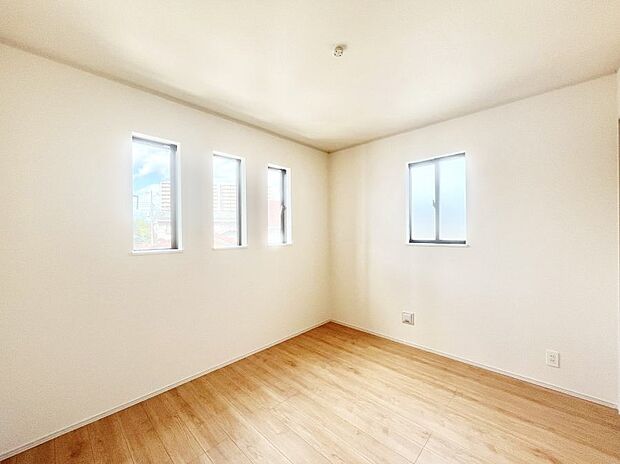 ◆A号棟◆〜Bed Room〜 子供部屋はお子様にとって大変重な役割があります。子供一人で過ごす空間を与えることで、宿題や勉強時間も自然と増えまた自ら部屋の片付けや掃除なども促すことに繋がります。