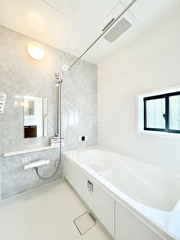 ◆A号棟◆〜Bath Room〜 窓付きのバスルームは、採光もあり明るく気持ちの良い空間です。窓があることで、換気環境も良好。ゆったり寛げるバスルームで、毎日のバスタイムが楽しみになりそうです。