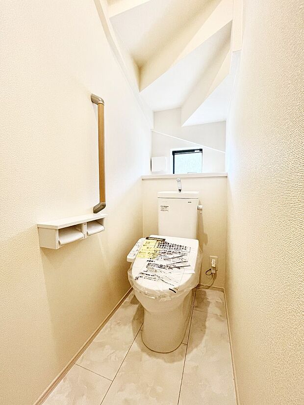 ◆A号棟◆〜Toilet〜 清潔感のある水回り♪トイレはウォシュレット付きです◎トイレは毎日使わざるを得ないもの。いつも清潔を保ちたいですね。トイレが2ヶ所あるので朝の混雑時に便利です!