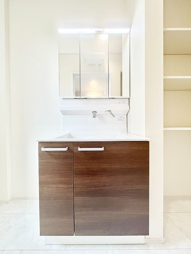 ◆A号棟◆〜Dressing Room〜 十分な大きさの洗面台は収納もさる事ながら、身だしなみチェックや歯磨きなど、朝の慌ただしい時間でもホテルライクなスペースで余裕とゆとりを感じて頂けます。