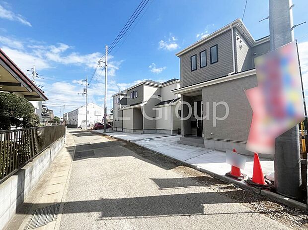 〜Exterior〜 前面道路:北西 3.36m 公道 前面道路は閑静な住宅地をはしる車通りの少ない道路。駐車の出し入れもらくらくです!ご不明点・現地見学のご希望は、お気軽にお問い合わせください!