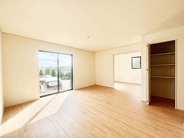 ◆A号棟◆〜Living〜 家族の一体感を感じられる広々としたスペース。家族と過ごす時間を大切にする方にピッタリのゆとりの住空間です。お子様が走り回っても安心して見守れます。