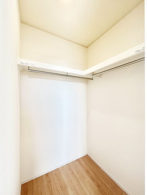 ◆A号棟◆〜Walk-in Closet〜 たくさんの洋服をかけてもシワになりにくいウォークインクローゼット。洋服以外にも、普段使わない家電やスーツケース、ストック品など何でも片付く嬉しい空間です。