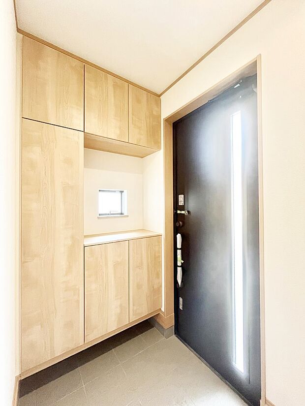 ガラススリットの入った玄関ドアが室内に光を届けてくれます