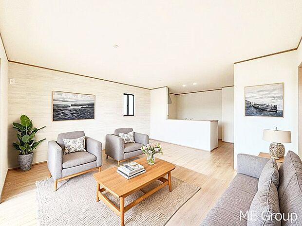 落ち着いた雰囲気のLDKは家族みんなの快適空間※家具はCGです