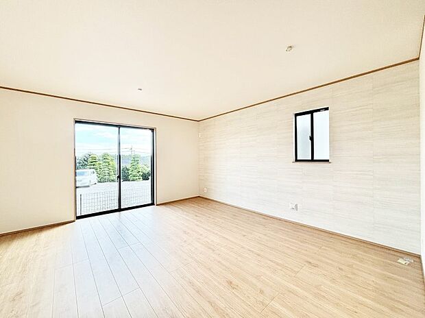 大きな窓からたっぷりの陽光と風を感じられるリビング