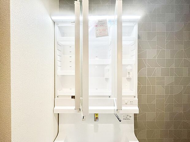 三面鏡の裏に、化粧品や衛生用品などを収納可能。洗面台をすっきりと保ちます!