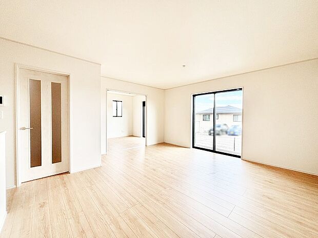 自然光が取り込まれ、家族団らんの場所を明るく演出