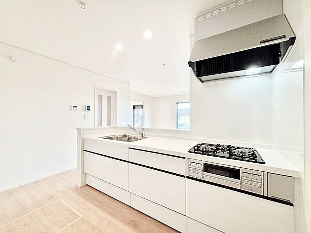 〜Kitchen〜リビングが見渡せるカウンターキッチン。料理をしながら家族とコミュニケーションをとれるだけでなく、大きな開放感も得ることができます。  お子様の成長も感じることができますね！