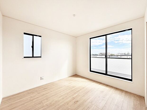 〜Bed Room〜　2面採光を確保した明るい室内は、風通しも良く、大変居心地の良い空間となっております。爽やかな風を感じて起きる朝は、快適生活の始まりに！日当たりや通風がとても良い住まい♪