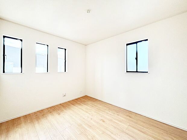 2面採光で気持ちよく自然光が取り入れられるのでお子様のお部屋にもピッタリ