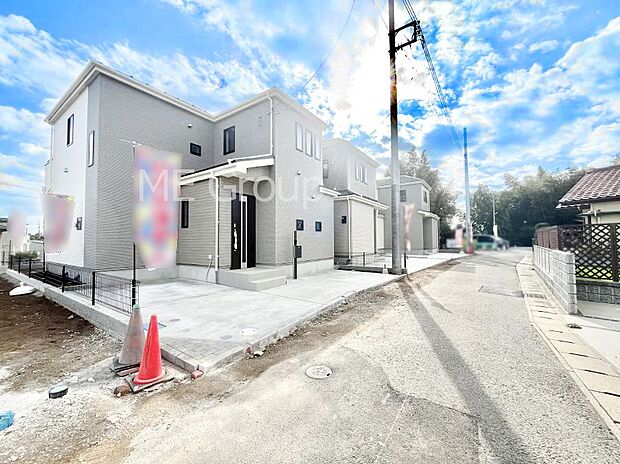 〜Exterior〜 前面道路:北西 3.36m 公道 前面道路は閑静な住宅地をはしる車通りの少ない道路。駐車の出し入れもらくらくです!ご不明点・現地見学のご希望は、お気軽にお問い合わせください!