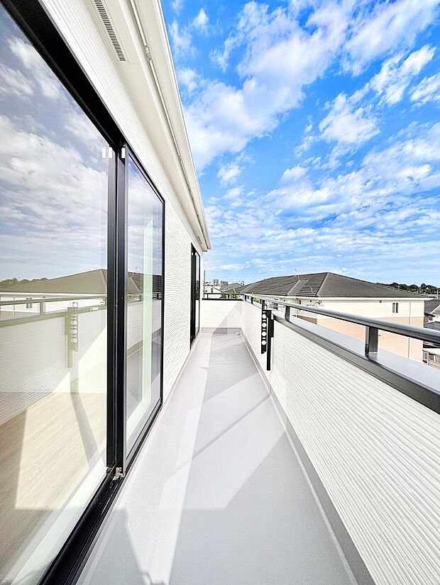 〜Balcony〜　大きな空に囲まれた気持ちのいい家。バルコニーを覗くだけで圧倒的な開放感に包まれます。バルコニーは陽がさしこみお布団や洗濯物を気持ちよく干すことができます。