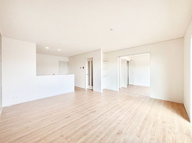 〜Living〜　ここにはみんなが集い、食事と楽しい会話が始まる。話に夢中になりすぎて、ついつい時を忘れ夜半過ぎになってしまう。そんな束の間の幸せを感じさせてくれる場所でありたい。