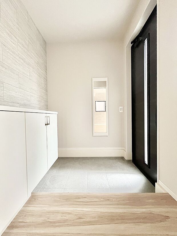 〜Entrance〜　玄関は家の顔といわれますが我が家のセンスをさりげなく感じさせる魅力ある玄関造りも楽しみの一つ。帰宅する度に家族がほっとできる心地よい空間造りも大切ですね♪