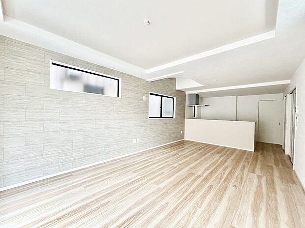 〜Living〜　飽きの来ないシンプルでおしゃれなLDK。大きな窓から日差しが差し込むので室内も明るく、家族の憩いの場としてピッタリです。開放感と日当たりの良さを是非ご覧ください！