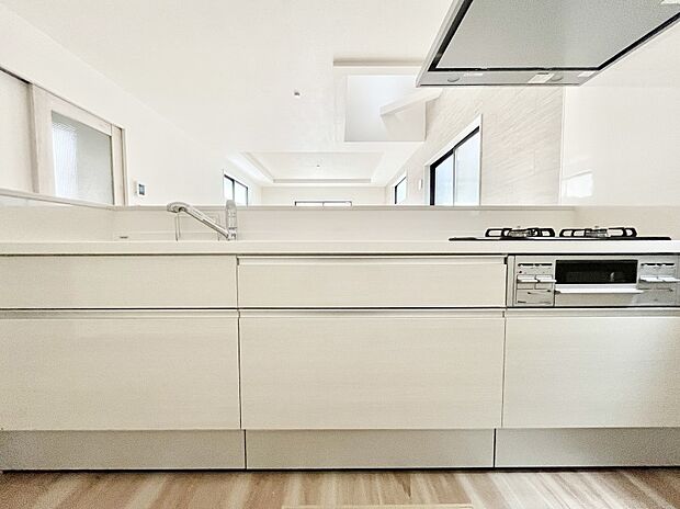 ~Kitchen~ リビングが見渡せるカウンターキッチン。 料理をしながら家族とコミュニケーションをとれるだけでなく、大きな開放感も得ることができます。 お子様の成長も感じることができますね!