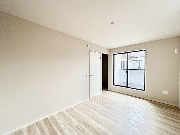 〜Bed Room〜　「今日も一日お疲れ様」とご夫婦でゆったりくつろげる寝室。毎日の家事やお仕事に疲れた日はフカフカのベットで癒されてください。テレビや本棚をおいても快適な広さが自慢♪