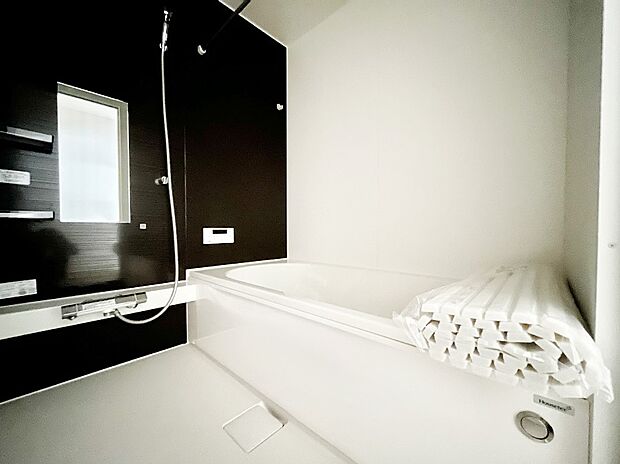 〜Bath Room〜　落ち着いた雰囲気の浴室で明日に向けてリフレッシュ。浴室乾燥機能も付いているので隣の洗濯機置き場で洗い上がった洗濯物を、雨の日も天気を気にせず乾燥させることも可能です。