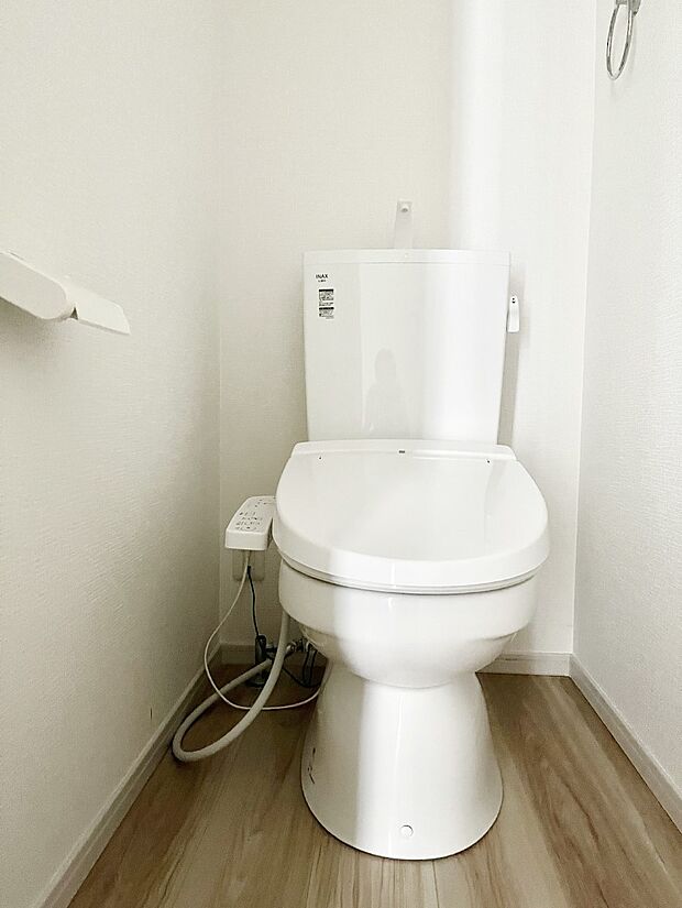 ~Toilet~ 綺麗・スッキリ・快適なウォシュレット付トイレでくつろげる空間です。 トイレは毎日使わざるを得ないもの。いつも清潔を保ちたいですね。 トイレが2ヶ所あるので朝の混雑時に便利です!