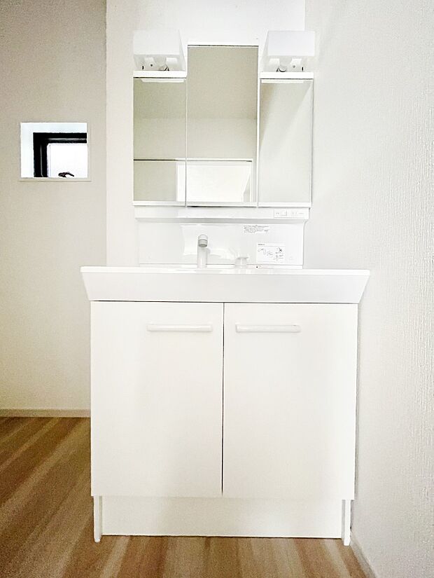 〜Dressing Room〜  清潔感溢れる色合いで統一されていると、スッキリと整った印象をうけます。  鏡の裏にはたっぷりと収納スペースを標準装備！  水廻りは、シンプルかつ機能性を重視して。