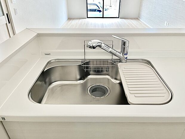 広々としたシンクでお料理やお皿洗いもラクラク快適に！